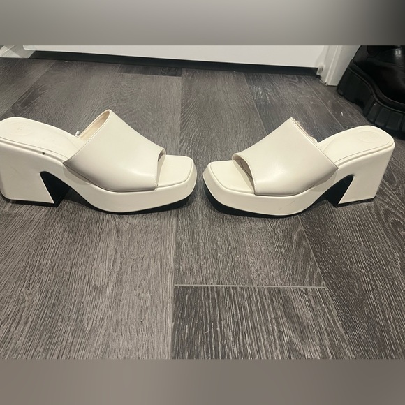 white platform heel - Picture 2 of 8